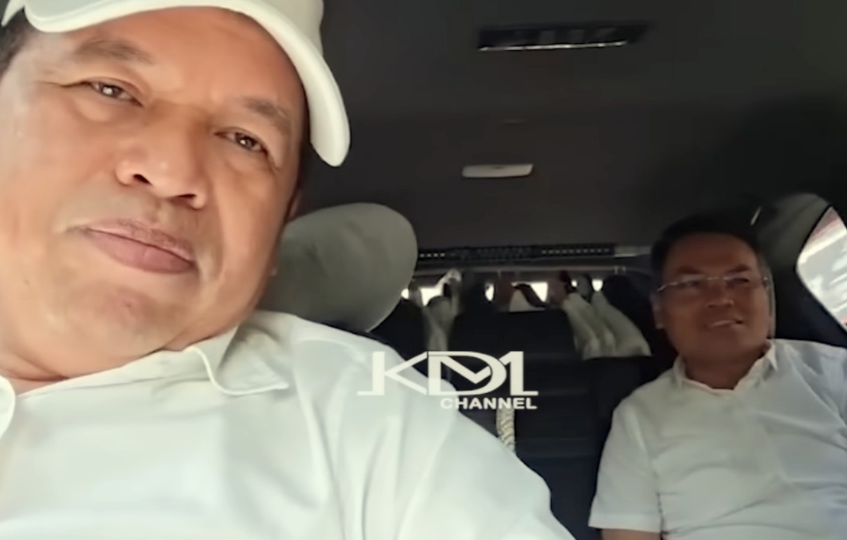 Gubernur Jawa Barat, Dedi Mulyadi bersama&nbsp;Kepala UPTD Pengelolaan Jalan dan Jembatan Wilayah III Dinas Bina Marga dan Penataan Ruang Jabar, Muhtar Jalaludin.