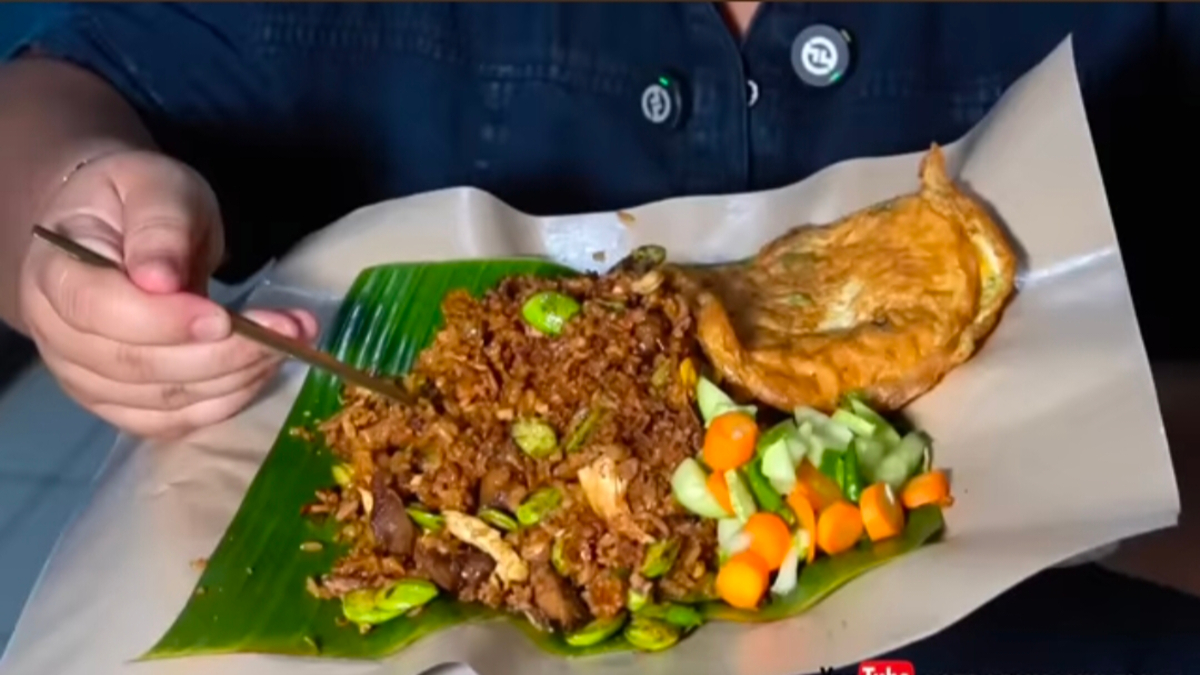 Nasi Goreng Pacilong Bogor enak banyak pembelinya.