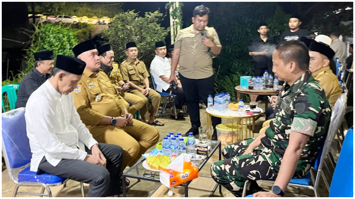 Bupati Bogor, Rudy Susmanto saat melayat ke rumah duka Al Ridwan, putra sulung Wakil Bupati Bogor, Ade Ruhandi atau Jaro Ade di Desa Cileuksa, Sukajaya.