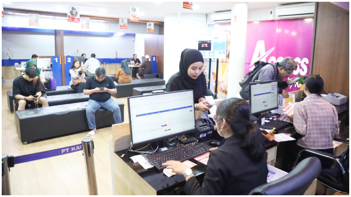 Calon penumpang tengah memesan tiket kereta api.