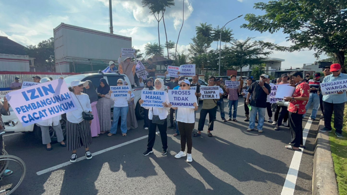 Warga Cluster Virginia melakukan aksi protes pembangunan gedung perkantoran tujuh lantai di Kota Wisata, Desa Ciangsana, Kecamatan Gunung Putri, Kabupaten Bogor, Selasa, 3 Februari 2026.