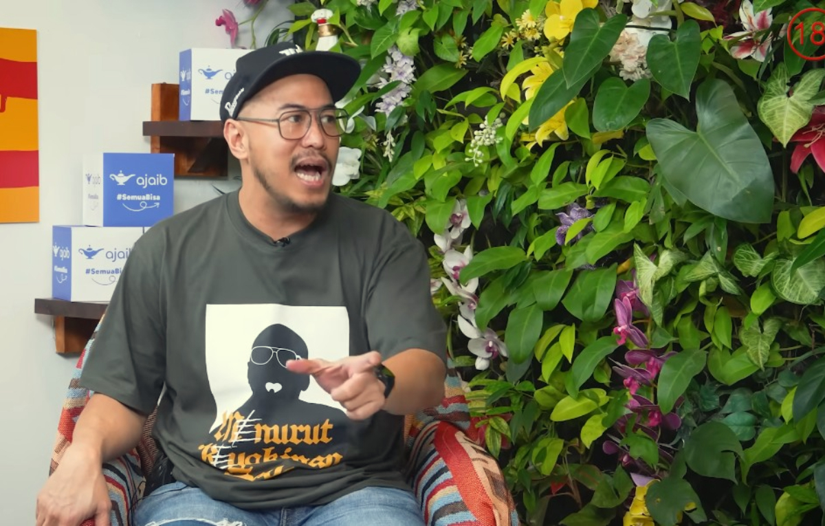 Pandji Pragiwaksono menjawab pertanyaan Denny Sumargo.
