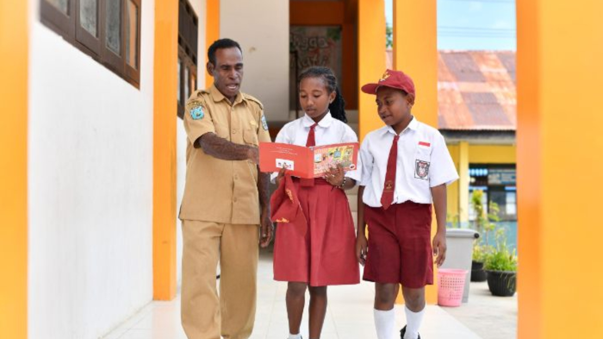 Guru dan siswa di sekolah.