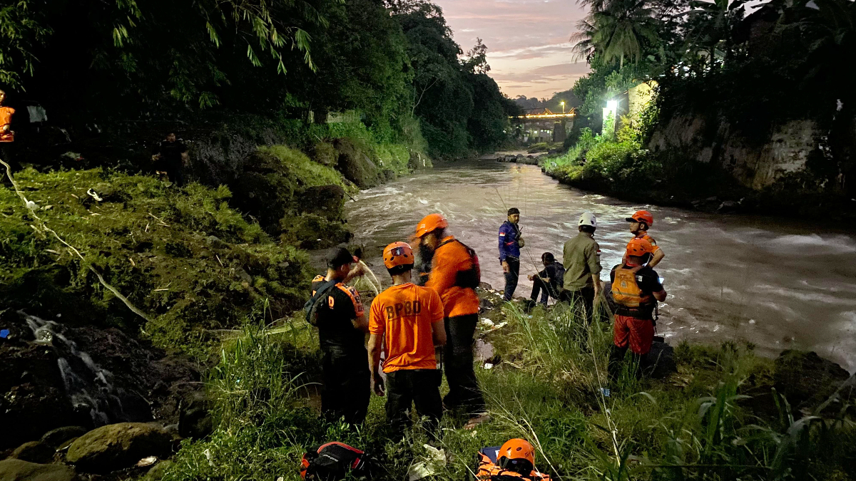 Proses pencarian bocah hanyut di aliran Sungai Cisadane, Kelurahan Gunung Batu, Kecamatan Bogor Barat, Kota Bogor, Selasa, 3 Februari 2026.