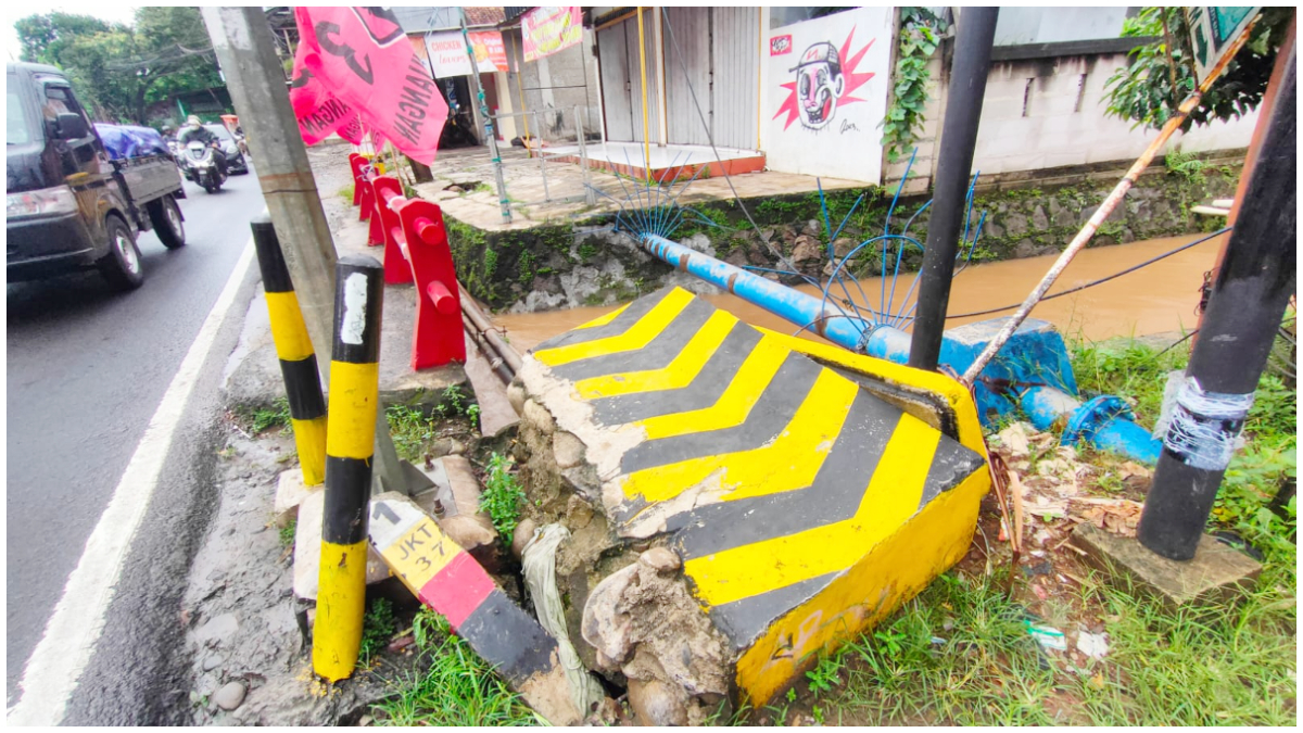 Tembok jembatan di Sawangan, tepatnya di pertigaan Jalan Enggram Kota Depok yang ambruk