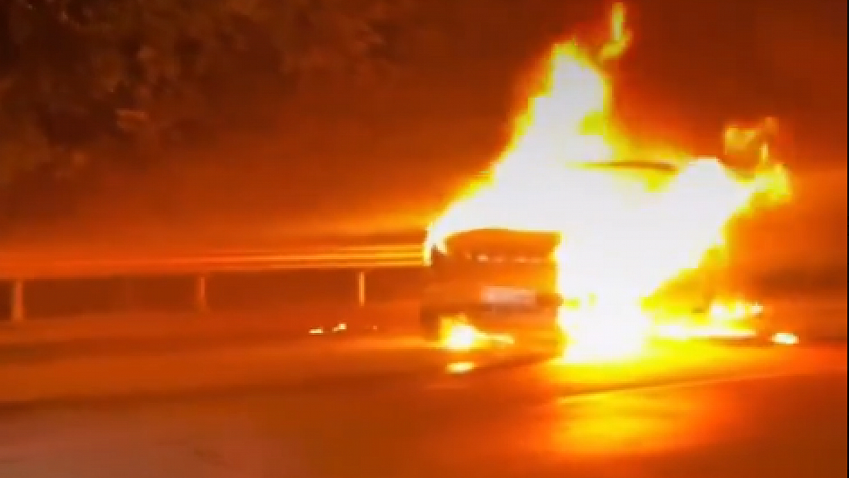 Jetour T2 yang terbakar di Tol Jagorawi akibat bertabrakan dengan BMW.