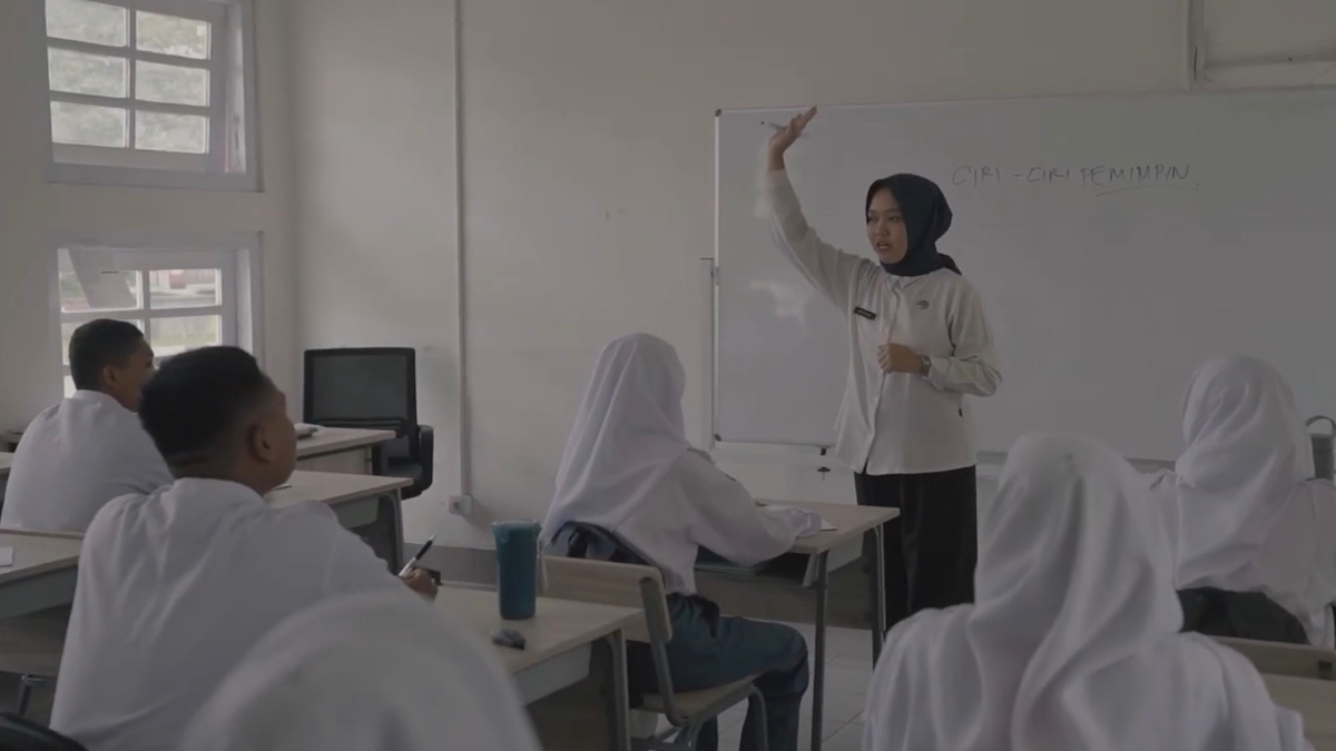 Ilustrasi guru mengajar di dalam kelas.