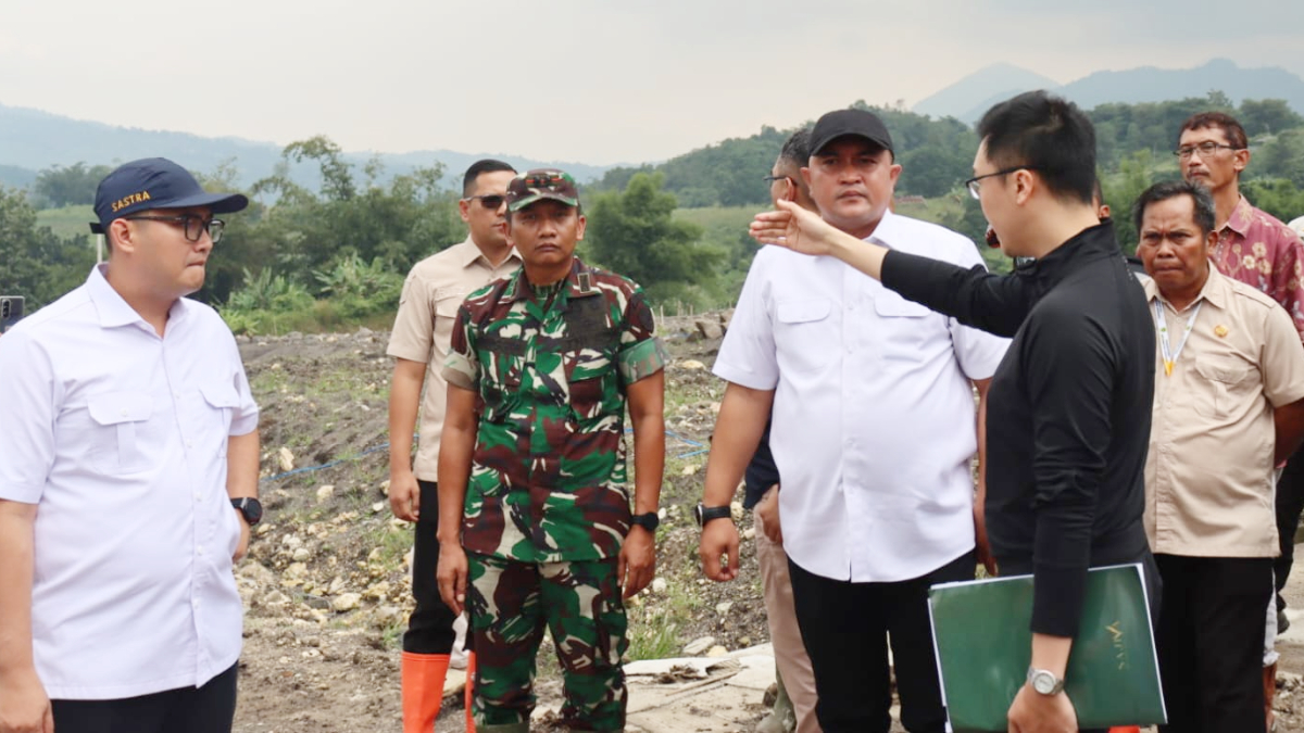 Ketua DPRD Kabupaten Bogor Sastra Winara bersama Bupati Bogor Rudy Susmanto saat meninjau perizinan sejumlah perumahaan di Sukamakmur.