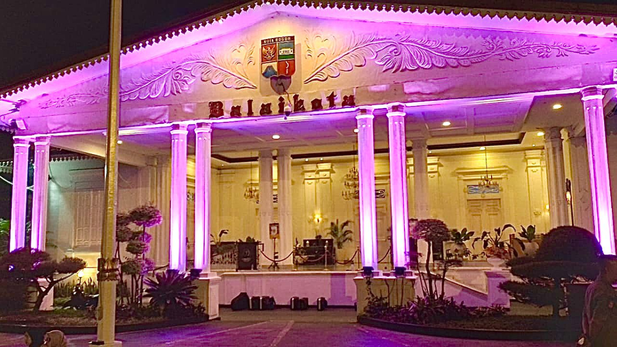 Cahaya pink menyala di Balai Kota Bogor dalam rangka&nbsp;memperingati Hari Kanker Sedunia yang jatuh pada 4 Februari 2026.