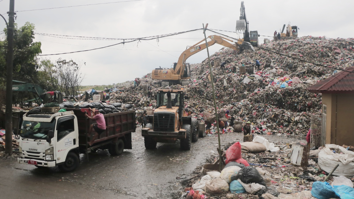 Aktivitas Tempat Pembuangan Akhir (TPA)  Galuga, Kecamatan Cibungbulang, Kabupaten Bogor.