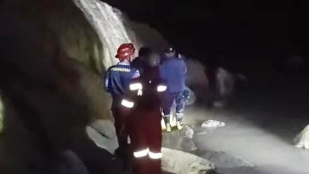 Proses pencarian korban oleh tim gabungan di Aliran Sungai Cipamingkis, Desa Sirnagalih, Kecamatan Jonggol, Kabupaten Bogor.