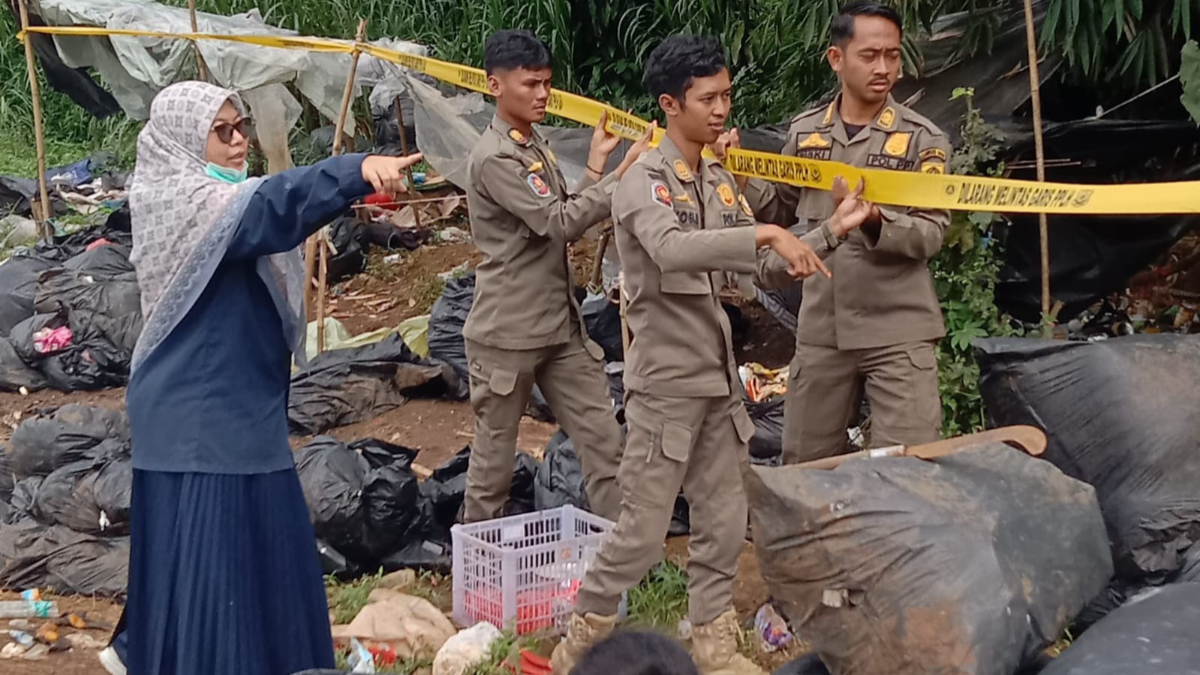 Petugas gabungan menyegel dan menutup permanen lokasi pembuangan sampah ilegal dari Tangerang di Cidokom, Kecamatan Rumpin, Kabupaten Bogor.