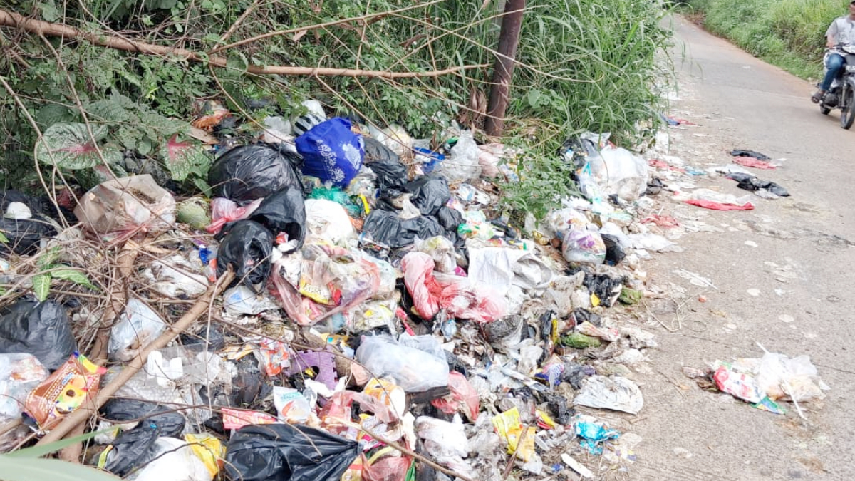 Kondisi sampah yang berserakan di sepanjang Jalan Sukaraja, Kabupaten Bogor hingga perbatasan Kecamatan Bogor Utara, Kota Bogor, Selasa, 3 Februari 2026.