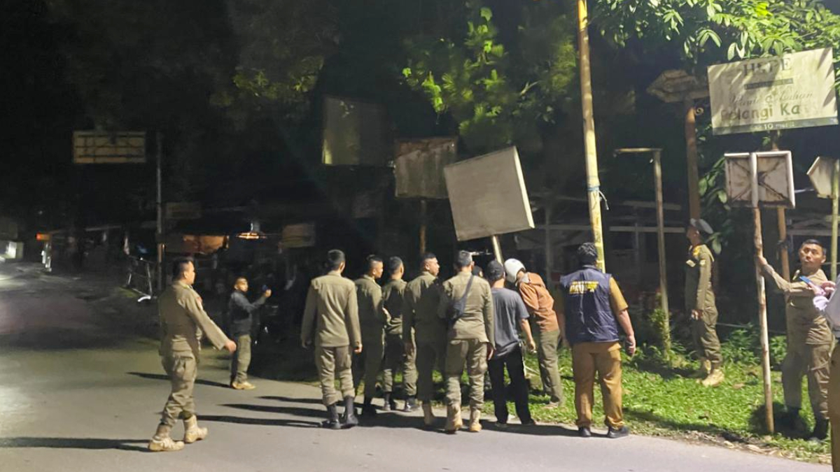 Satpol PP Kabupaten Bogor saat menertibkan Spanduk dan Balibo di Babakan Madang, Kabupaten Bogor.