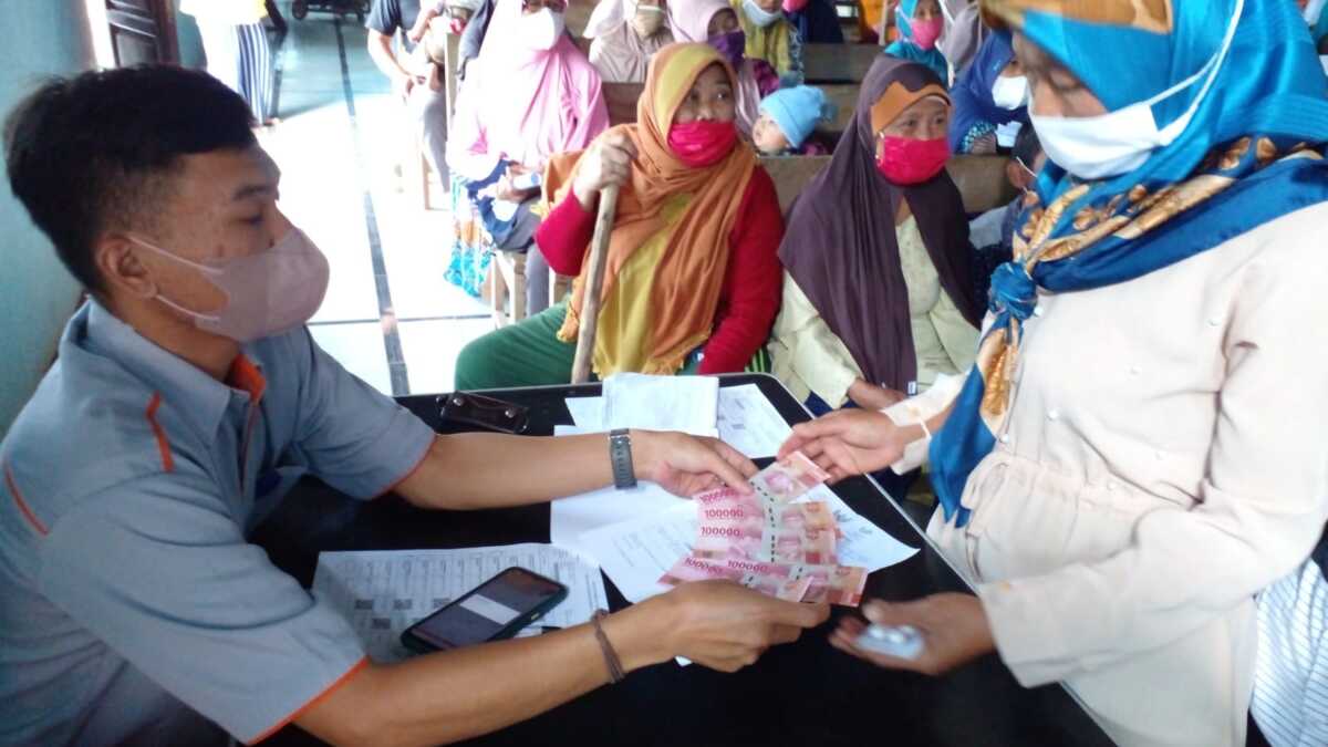 Penyaluran bansos PKH dan BPNT kepada KPM
