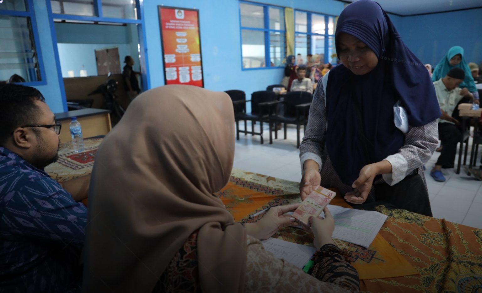 Penyaluran bansos kepada KPM.