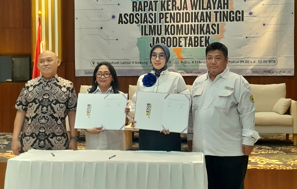 Berfoto bersama di sela Rakerwil&nbsp;ASPIKOM Jabodetabek.