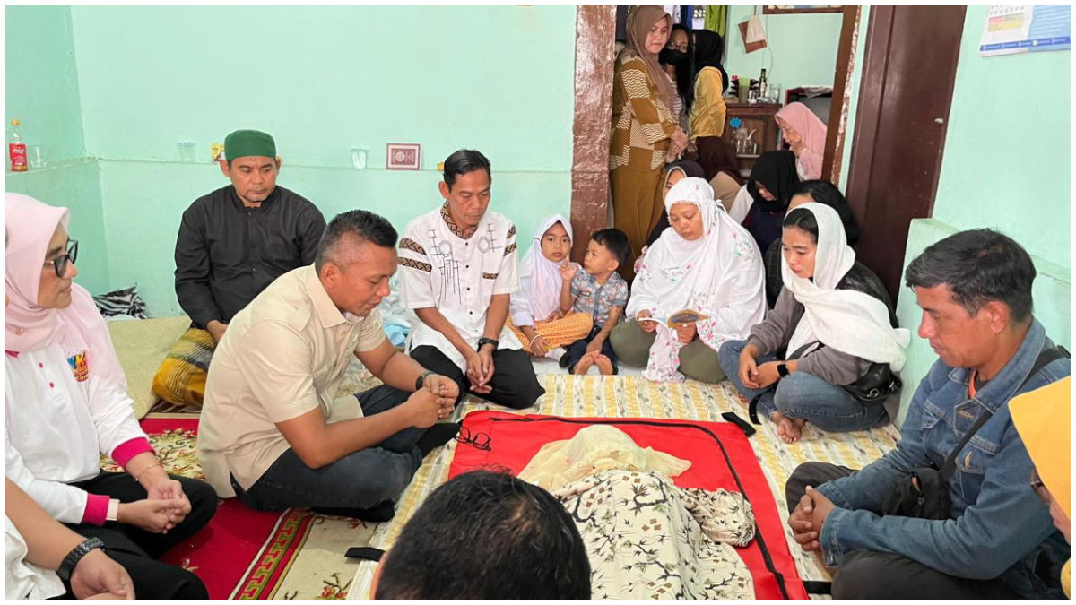 Wakil Wali Kota Bogor Jenal Mutaqin saat bertakziah ke rumah korban hanyut di Sungai Ciasadane