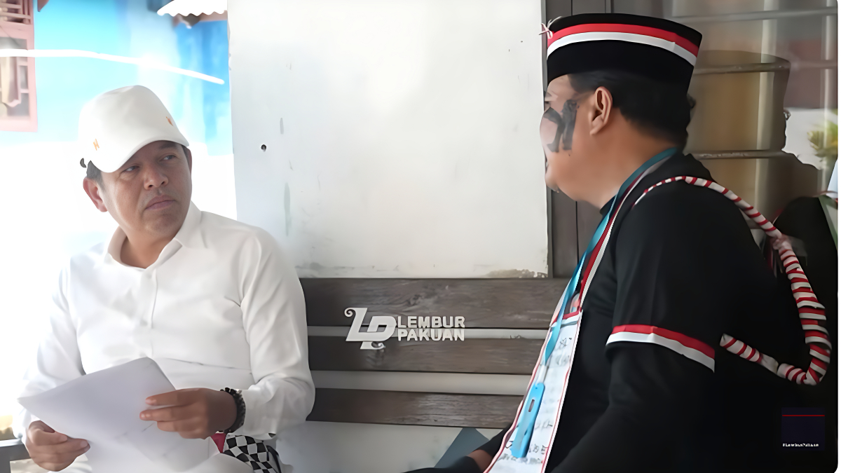 Gubernur Jawa Barat Dedi Mulyadi saat berbincang dengan Rudi warga Kabupaten Empat Lawang, Sumatera Selatan.