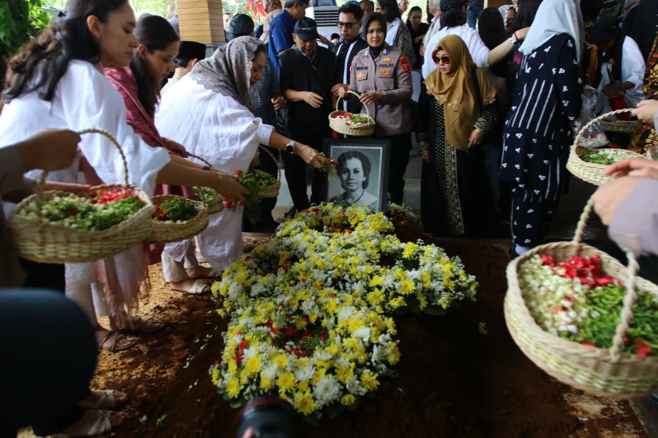 Tabur bunga di pemakamn Meriyati Hoegeng atau Eyang Meri, istri mantan Kapolri Jenderal (Purn) Hoegeng Iman Santoso di Taman Pemakaman Bukan Umum (TPBU) Giritama, Tonjong, Kabupaten Bogor.