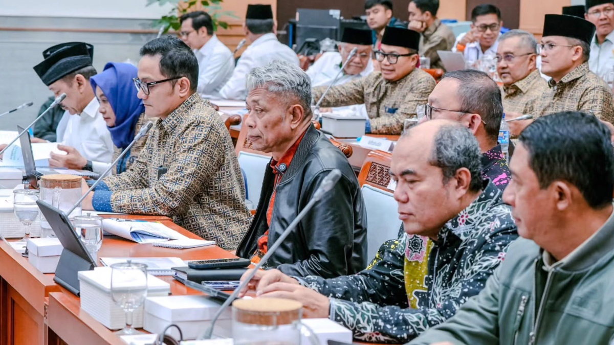 Wakil Menteri Sosial Agus Jabo dalam agenda rapat kerja dan rapat dengar pendapat Komisi VIII DPR RI