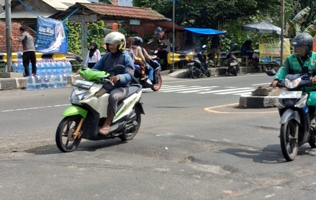 Pantauan Radar Bogor di lokasi,  sejumlah pengendara mengurangi kecepatan saat melewati jalur rusak di Jalan Raya Bogor, Kecamatan Sukaraja Kabupaten Bogor, Rabu 4 Februari 2026