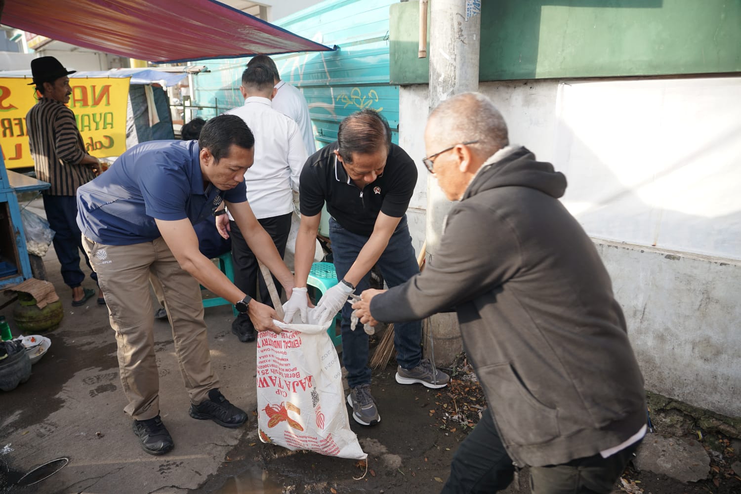 Menteri LH Hamif Faisol saat melakukan aksi bersih-bersih di Tangerang Selatan.