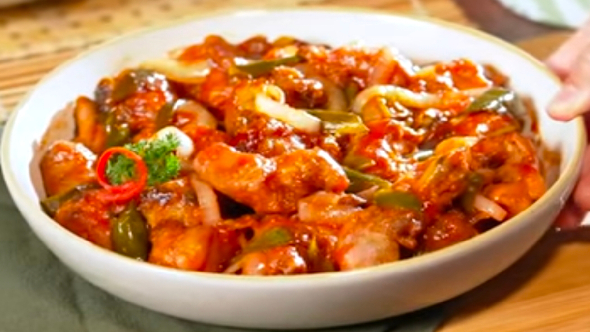 Ayam saus asam manis yang cocok untuk menu buka puasa bulan Ramadhan.