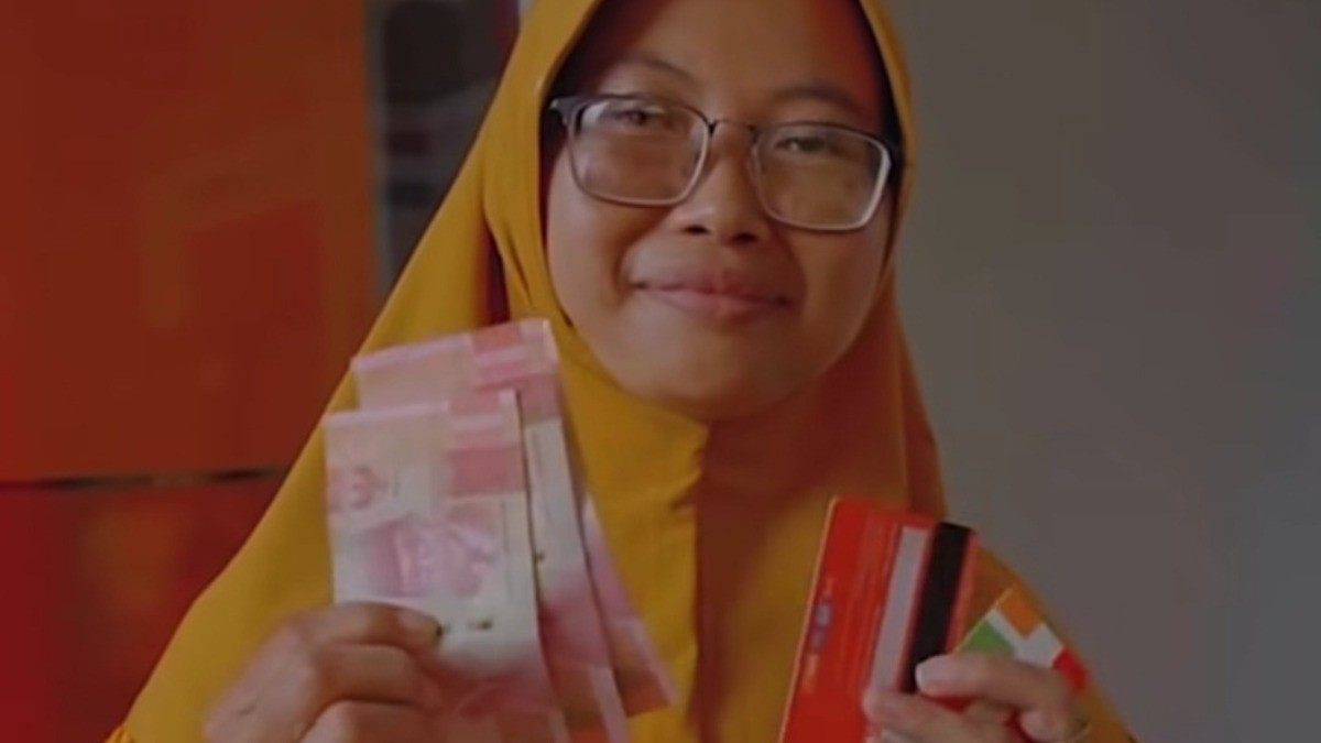 Ilustrasi seorang ibu mencairkan bansos PKH BPNT tahap 1 2026