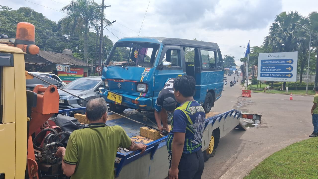 Petugas mengevakuasi angkot yang terlibat kecelakaan dengan minibus di Jalan Raya Cileungsi&ndash;Jonggol, Kecamatan Cileungsi, Kabupaten Bogor, Rabu 4 Februari 2026.