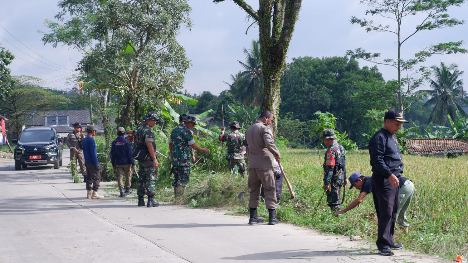 Jajaran Koramil 07 Jonggol, saat melaksanakan aksi bersih-bersih lingkungan di Desa Sukanegara, Kecamatan Jonggol, Kabupaten Bogor.