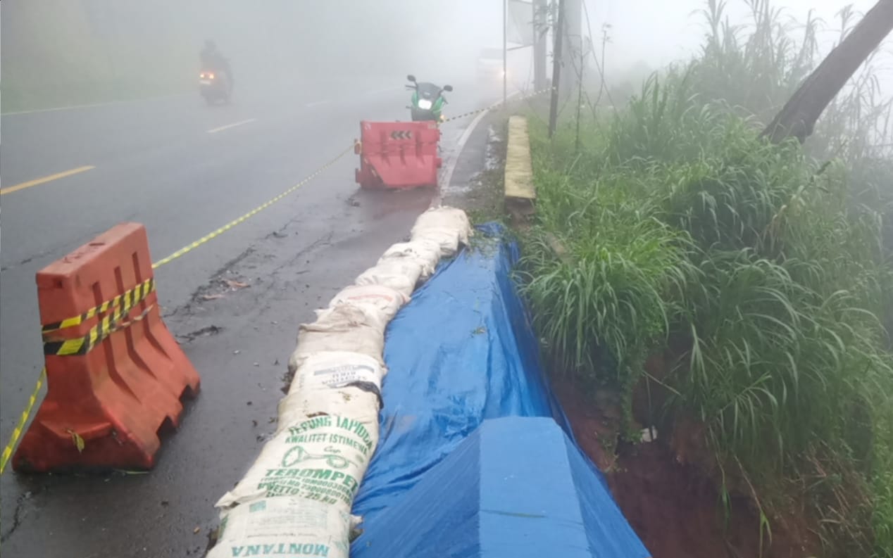 Salah satu titik longsor di Jalan Raya Puncak, Kecamatan Cisarua, Kabupaten Bogor, tepatnya di sekitar Masjid Atta