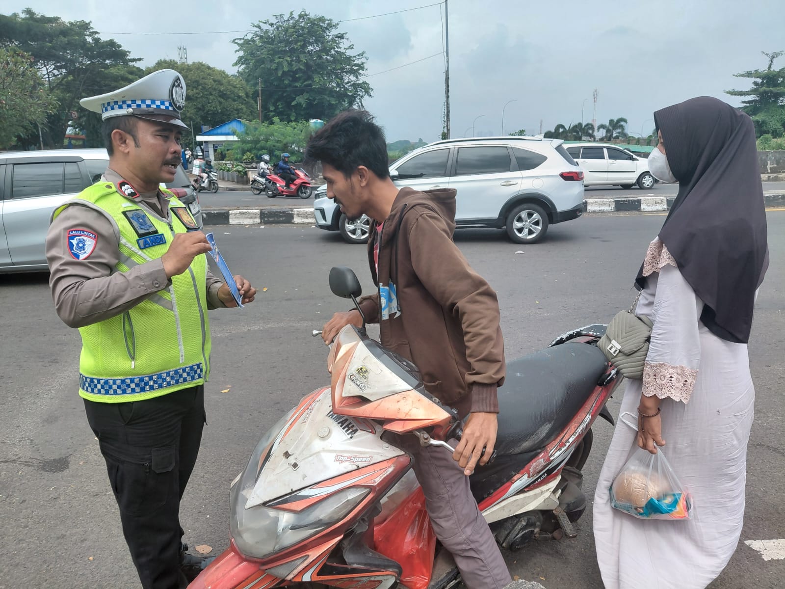 Petugas Satlantas Polres Metro Depok, memberikan imbauan kepada sejumlah pengendara dalam Operasi Keselamatan Jaya, Rabu 4 Februari 2026.