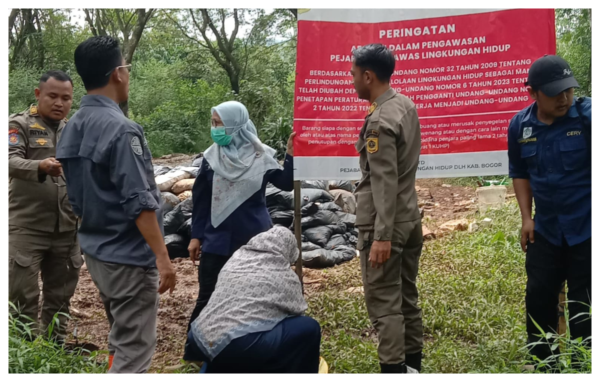 Lokasi pembuangan sampah liar di Kampung Lebak Ela, Desa Cidokom, Kecamatan Rumpin, Kabupaten Bogor, dipasang plang peringatan oleh petugas DLH.
