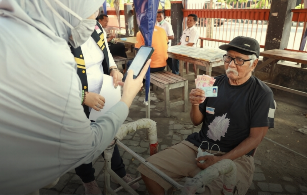 Petugas mendokumentasikan KPM yang mencairkan Bansos.