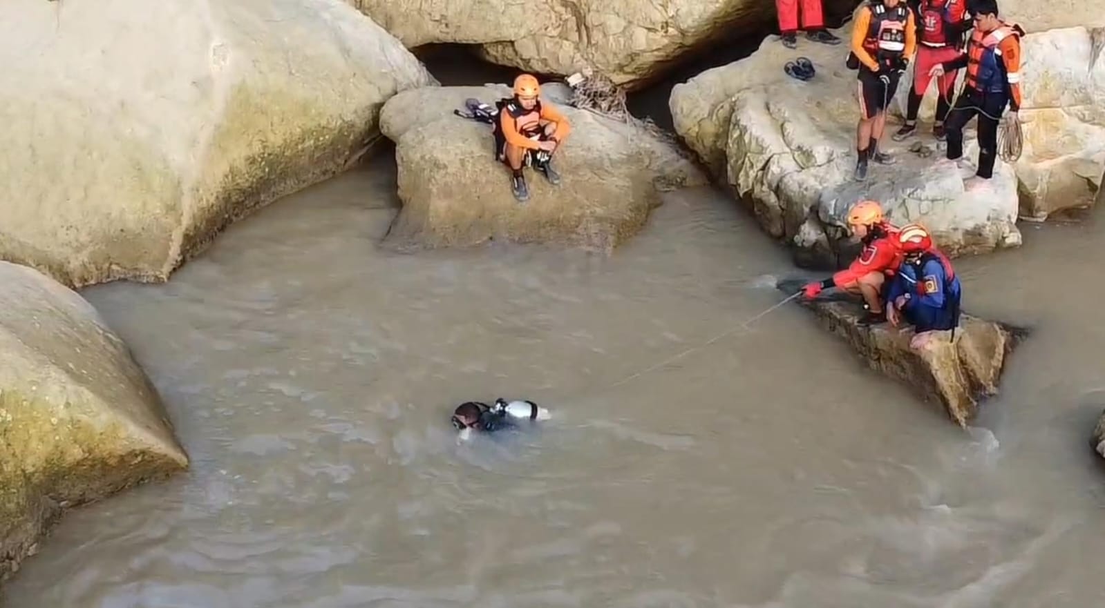 Proses pencarian dengan metode penyelaman yang dilakukan oleh tim gabungan di Sungai Cipamingkis, Kecamatan Jonggol, Kabupaten Bogor, Rabu 4 Februari 2026.