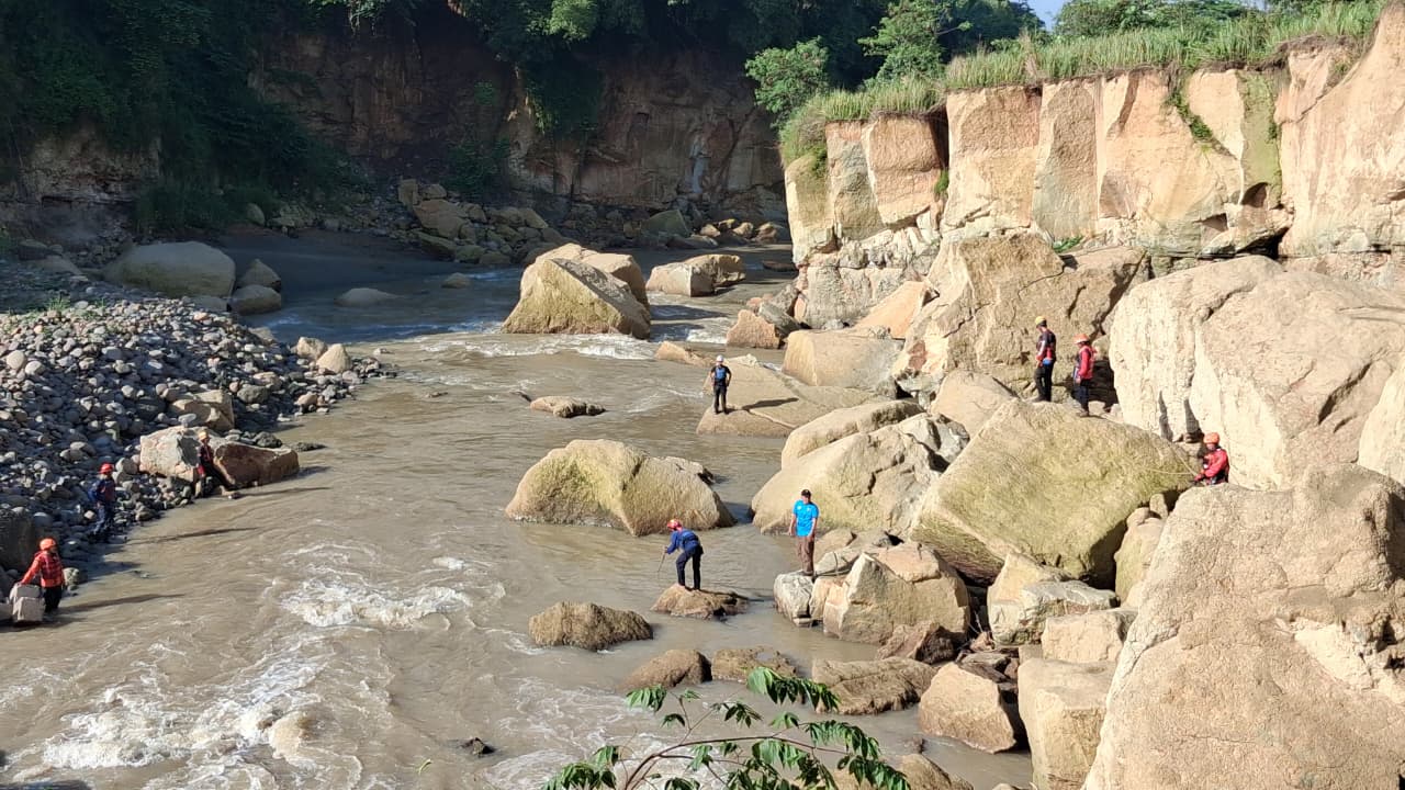 Tim gabungan melakukan evakuasi pencarian di Sungai Cipamingkis, Kecamatan Jonggol, Kabupaten Bogor, Rabu 4 Februari 2026.