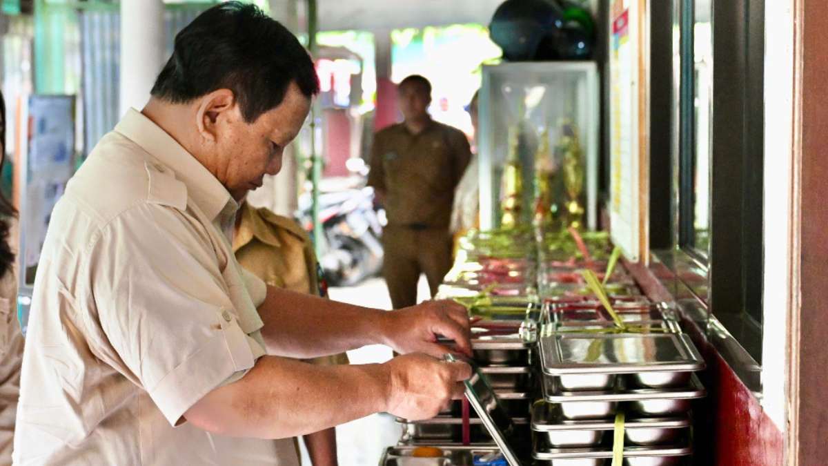 Presiden Prabowo Subianto meninjau menu makan bergizi gratis.