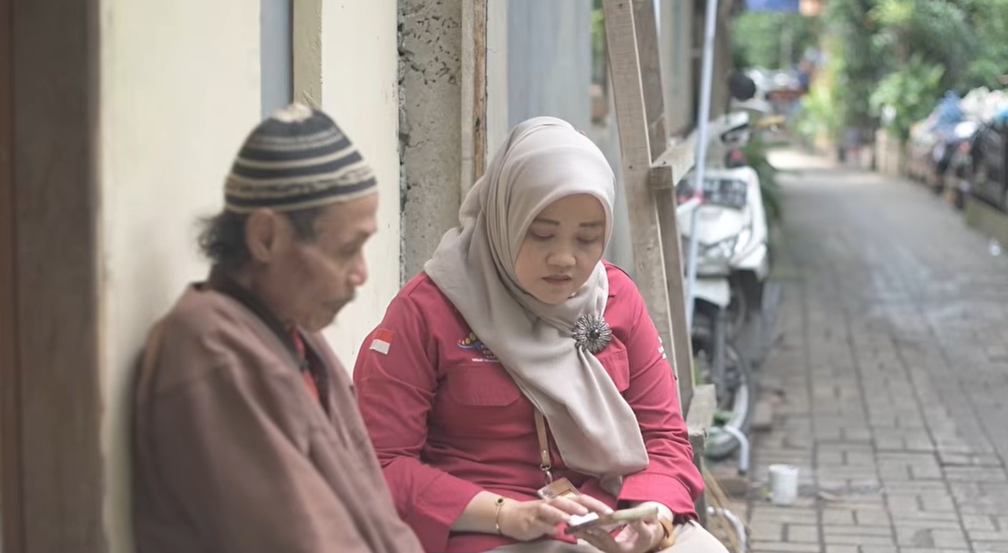 Ilustrasi pendamping sosial tengah menginformasi prediksi pencairan bansos tahap 1 tahun 2026