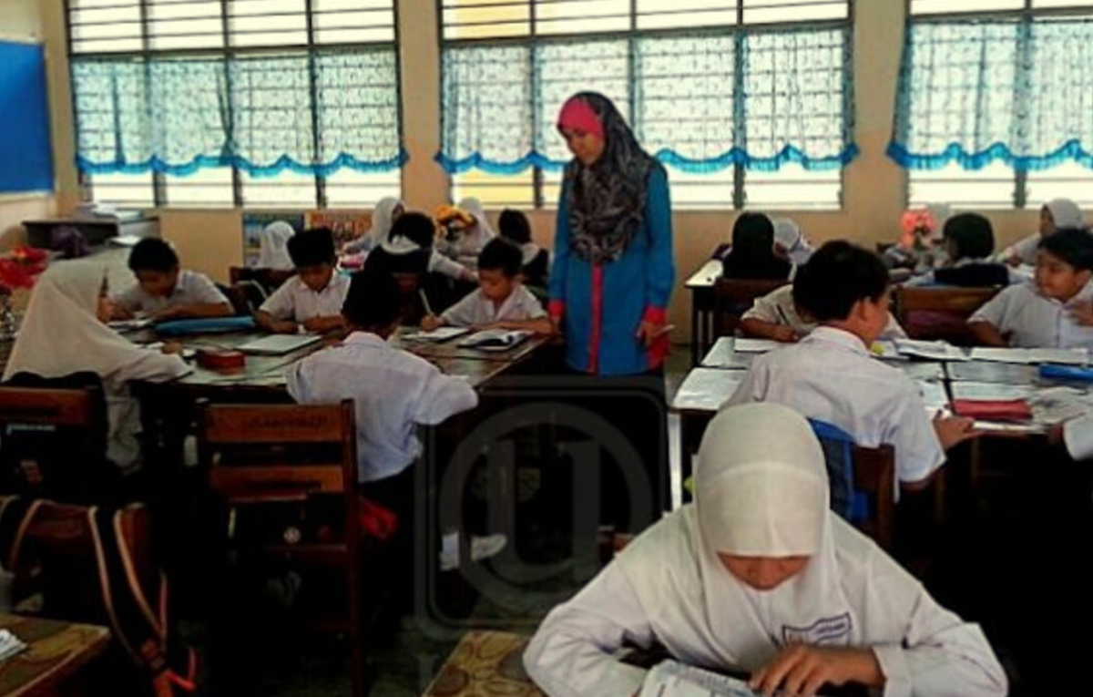 ILUSTRASI: guru mengajar di kelas