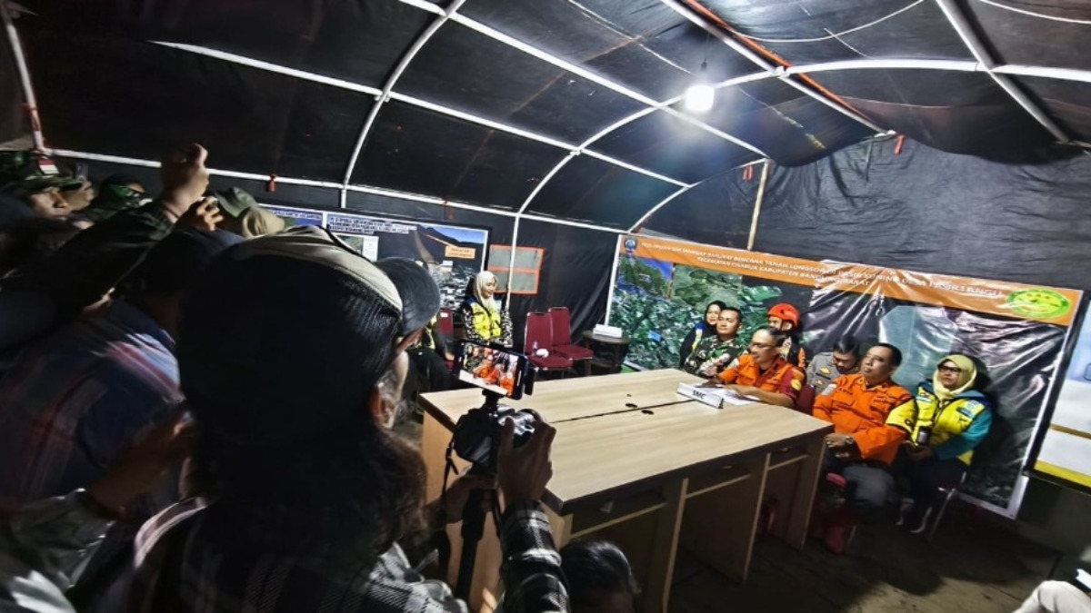 Petugas tim SAR gabungan kembali melakukan pencarian terhadap korban longsor di Cisarua, Kabupaten Bandung Barat.