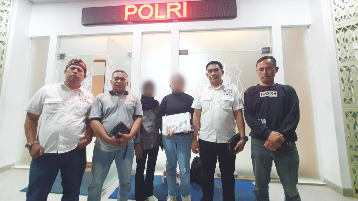 Korban bersama keluarga dan kuasa hukum tiba di Polres Bogor.