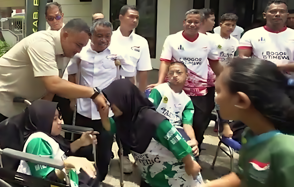 Bupati Bogor, Rudy Susmanto saat memberikan bantuan kepada penyandang disabilitas.