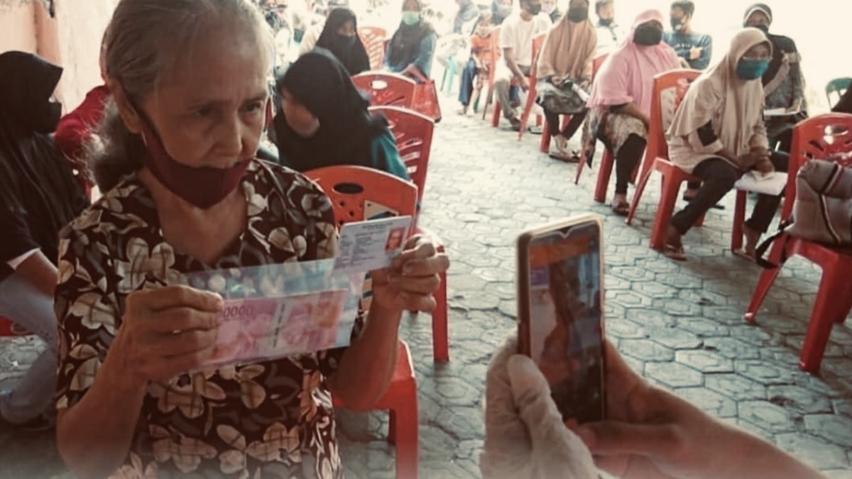 Ilustrasi. KPM bansos mencairkan PKH BPNT.