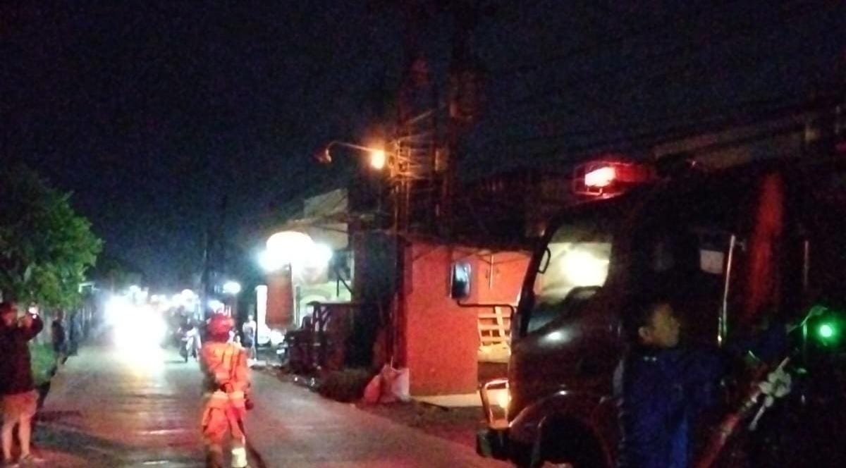 Pemadam kebaran saat mengevakuasi kebakaran kabel optik di Kecamatan Cileungsi, Kabupaten Bogor.
