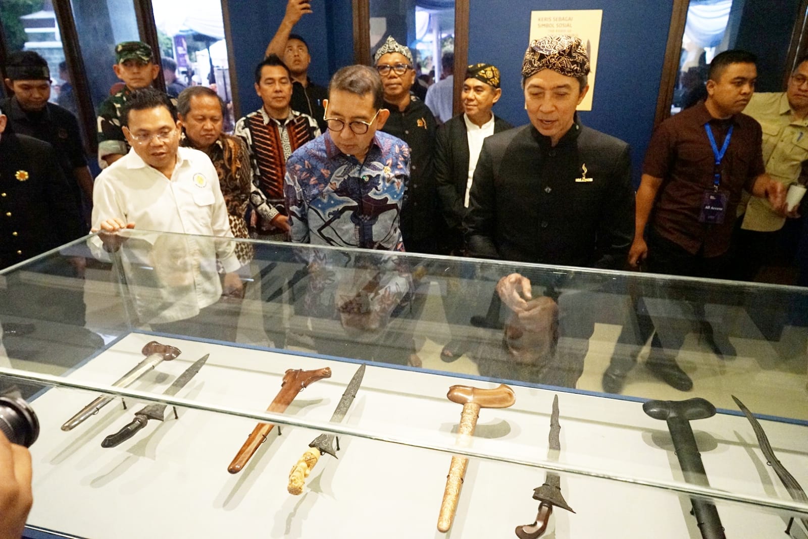 Menteri Kebudayaan Fadli Dzon didampingi Walikota Bogor, Dedie A Rachim, melihat koleksi keris dan Kujang saat pameran di Museum Pajajaran Bogor, Kamis 5 Februari 2026.