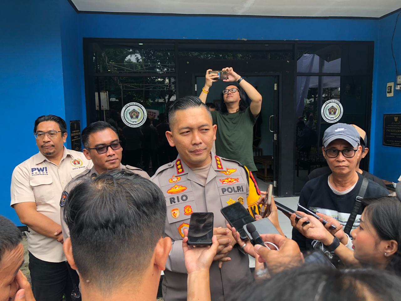 Kapolresta Bogor Kota, Kombes Pol Rio Wahyu Anggoro saat dimintai keterangan oleh awak media.