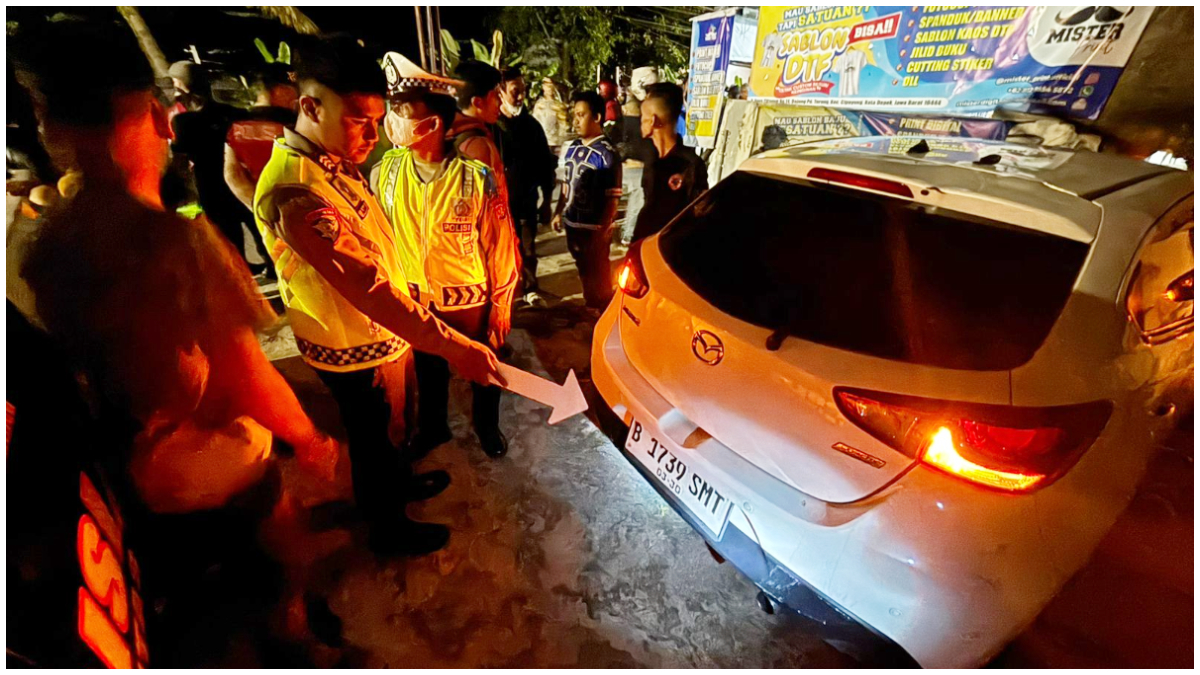Mobil Mazda yang terlibat kecelakaan di Cipayung Kota Depok.