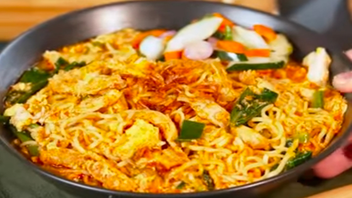 Mie nyemek yang praktis bisa dibuat di rumah untuk buka puasa bulan Ramadhan.
