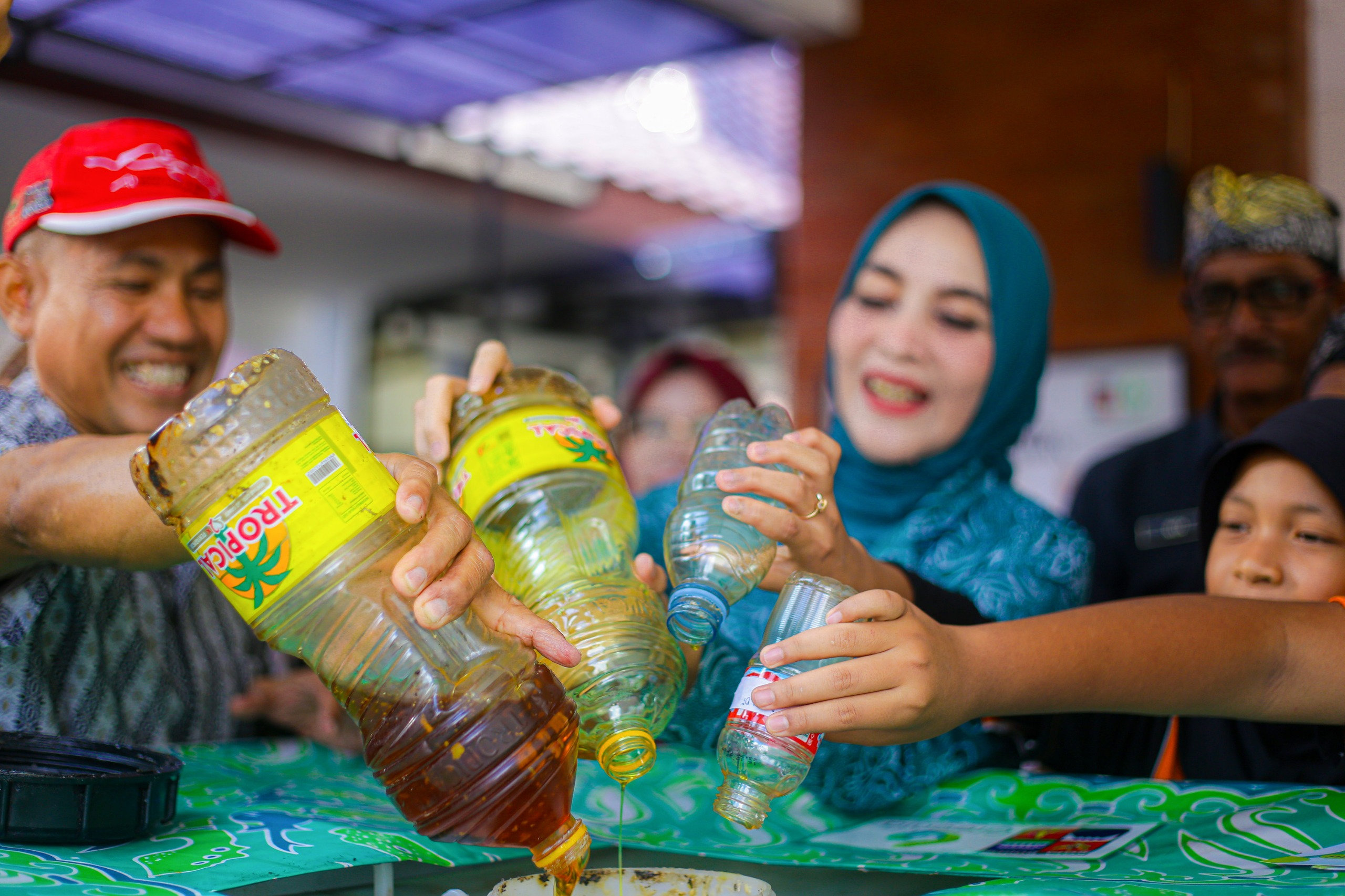Warga Kelurahan Kebon Pedes menyerahkan minyak jelantah dalam program Jelantah Bogor. Foto: Humas Pemkot Bogor for Radar Bogor